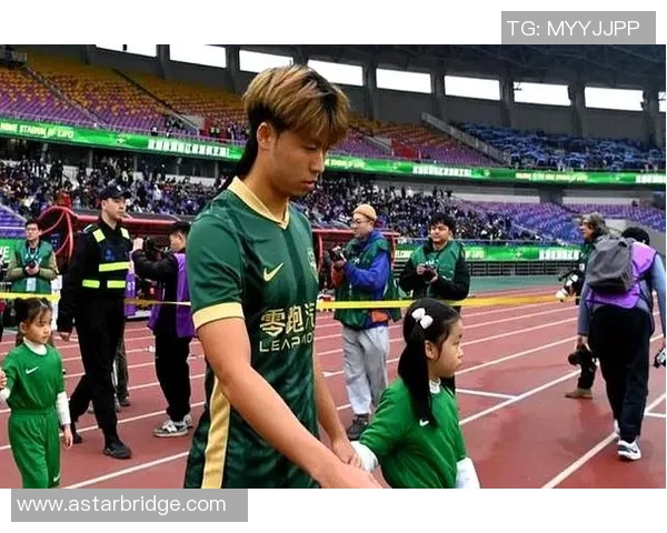 足球明星追忆母亲温暖瞬间与成长之路的感人故事